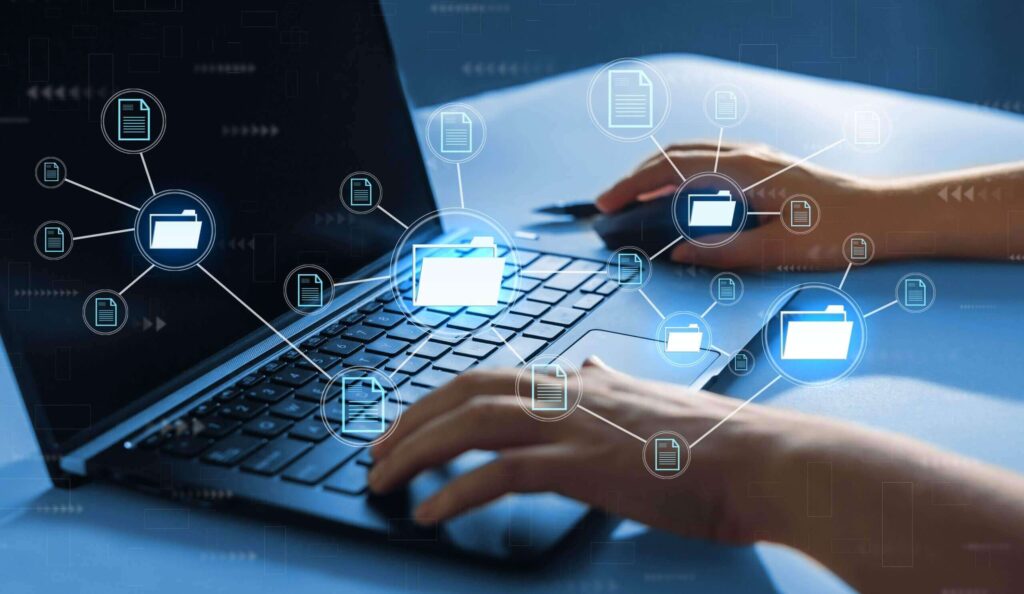 des mains sur un clavier d'ordinateurs pour presenter le MDM Master Data Management - Master Data Management (MDM)