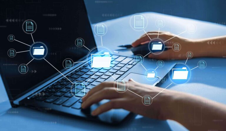 des mains sur un clavier d'ordinateurs pour presenter le MDM Master Data Management - Master Data Management (MDM)