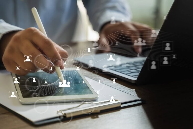 2 personnes signent un contrat pour présenter les métiers de la tech en 2024