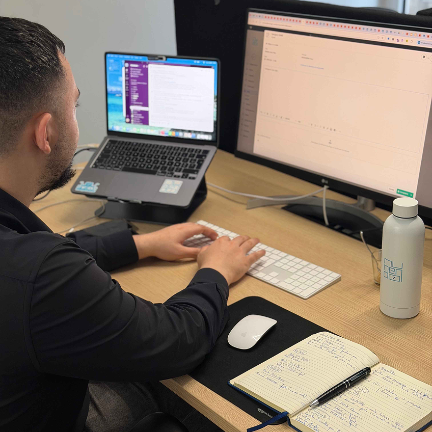 collaborateur Numendo entrain de travailler sur son ordinateur