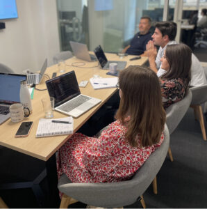 plusieurs personnes dans un bureau en réunion dans les bureaux de Numendo Paris