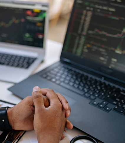 metier data scientis une personne sur son ordinateur portable