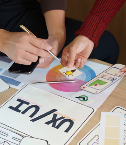 Metier UX UI Design 2 personnes dessinant des maquettes web