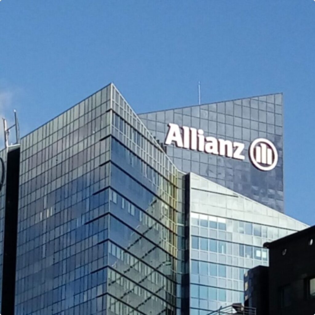 buiding immense avec le logo Allianz