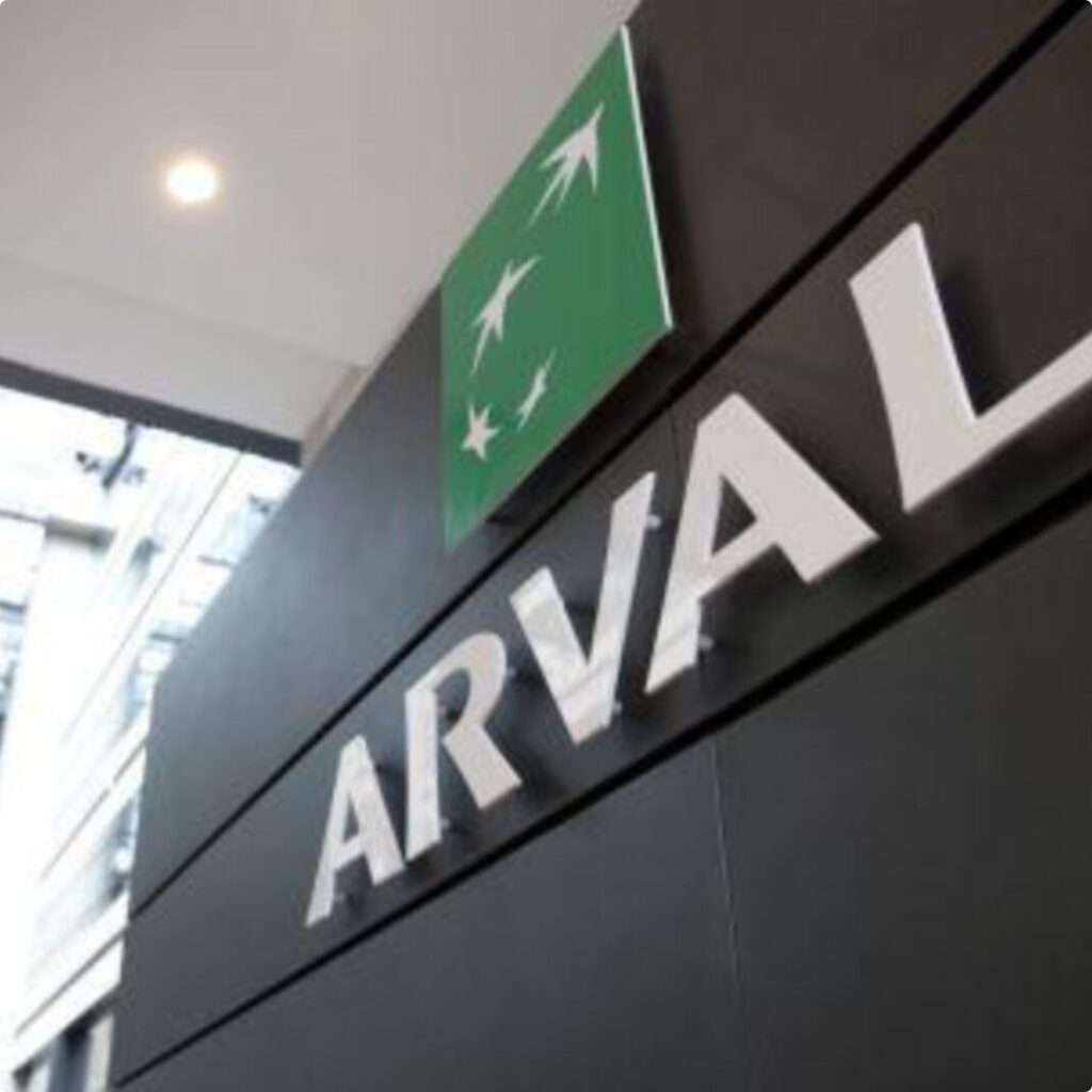 logo Arval filliale de la BNP accroché au mur