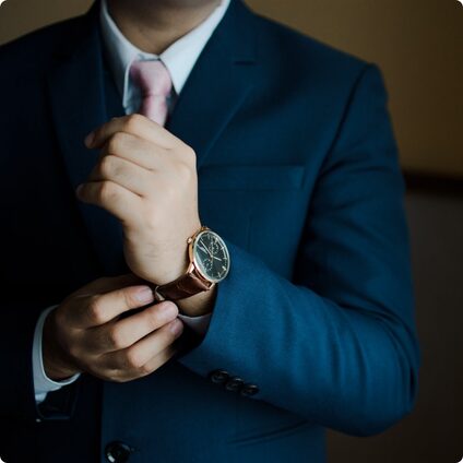Un homme qui porte un costume et une belle montre de luxe