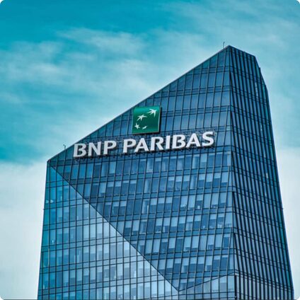 batiment tres haut de la banque BNP Paribas client Numendo