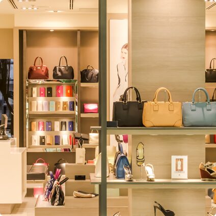 boutique avec presentoir de produits sur etagère d'une boutique de luxe client Numendo