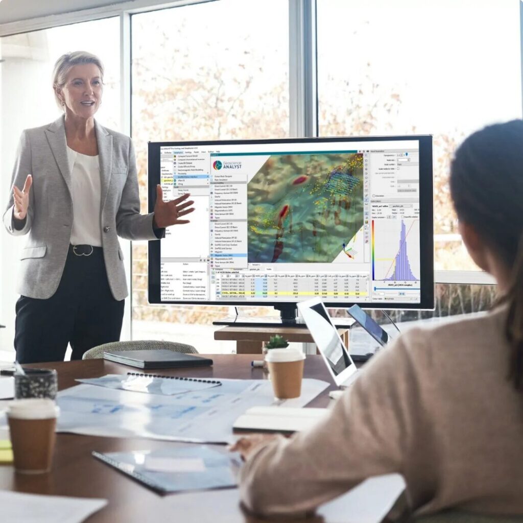 Presentation sur un ordinateur de 2 personnes pour le client Numendo Geoscience