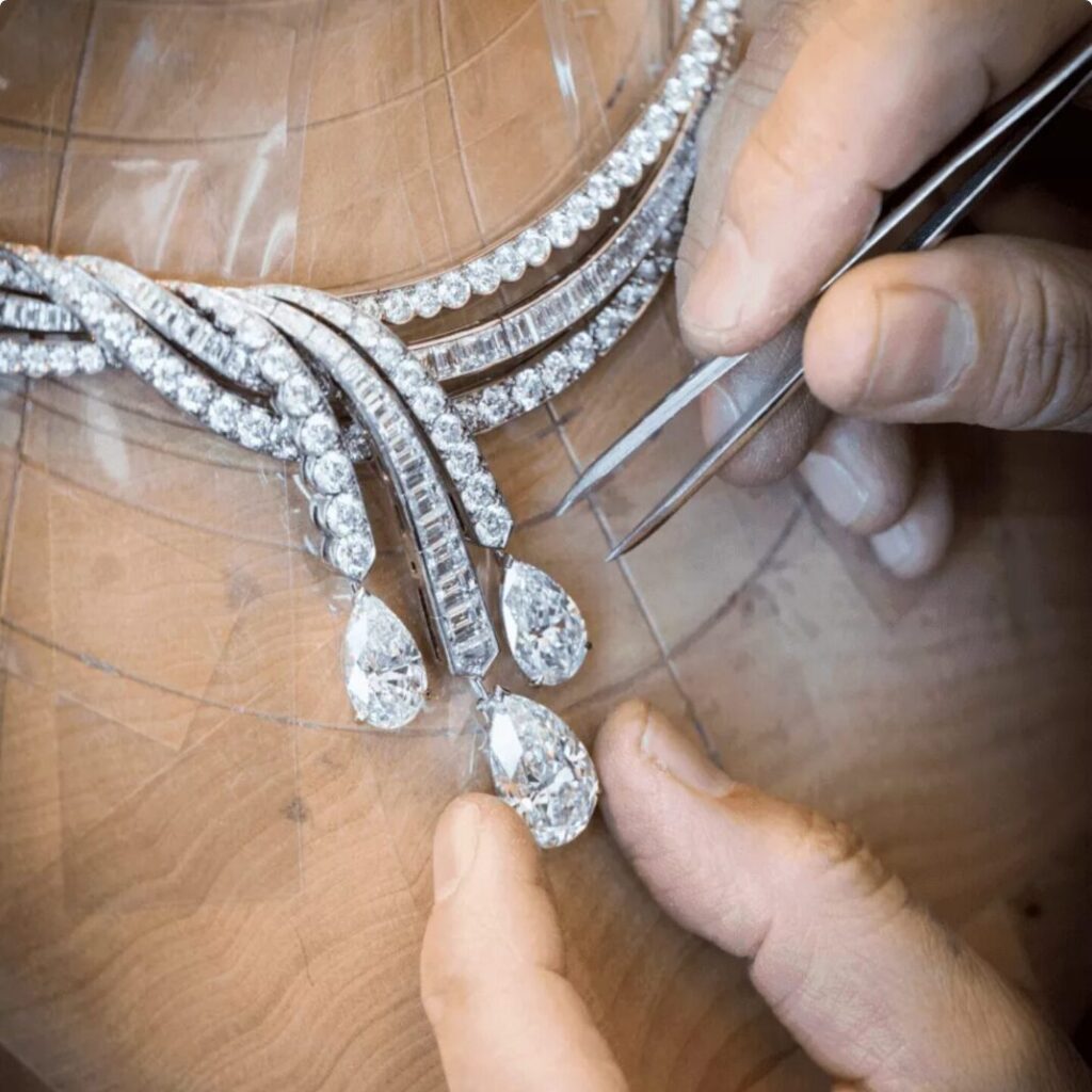 zoom sur un collier en or d'une marque de joaillerie de luxe client Numendo
