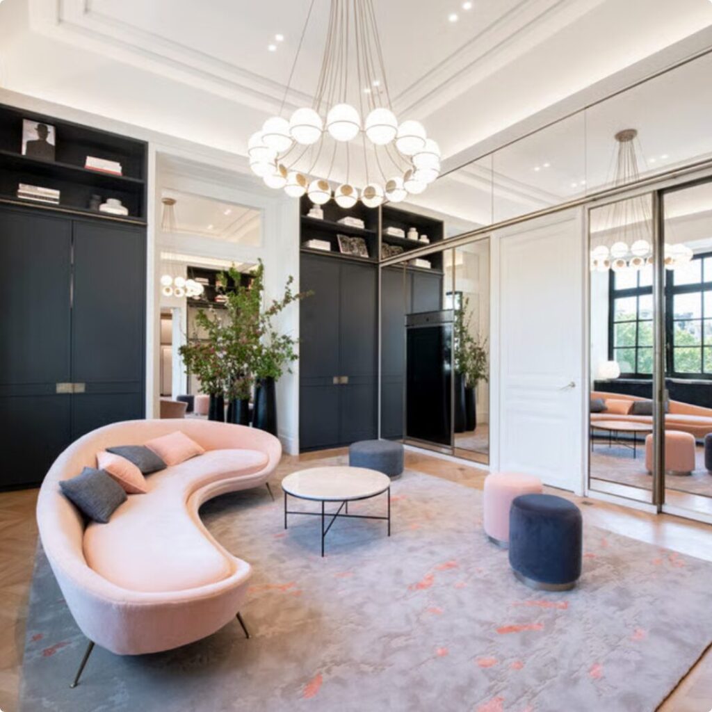 interieur d'une boutique de luxe avec un salon et un canapé