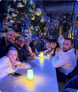 Plusieurs collaborateurs Numendo Genève dans un bar pour célébrer un afterwork